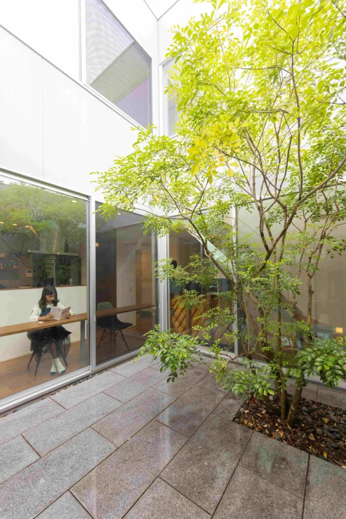 中庭を囲み、家族が繋がる暮らし|the HOUSEの施工事例01