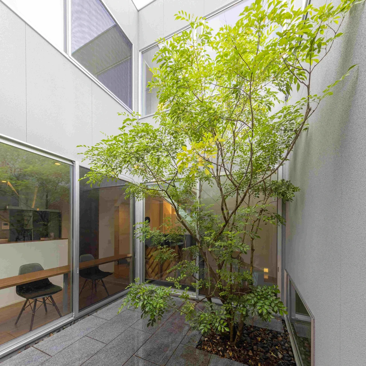 中庭を囲み、家族が繋がる暮らし|the HOUSEの施工事例08