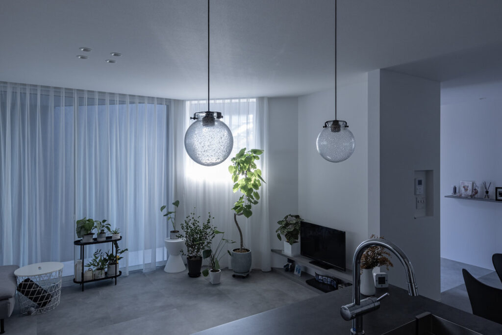 光と影が美しいモノトーンの家|the HOUSEの施工事例04