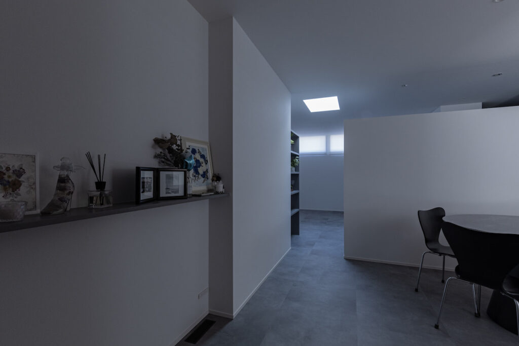 光と影が美しいモノトーンの家|the HOUSEの施工事例05