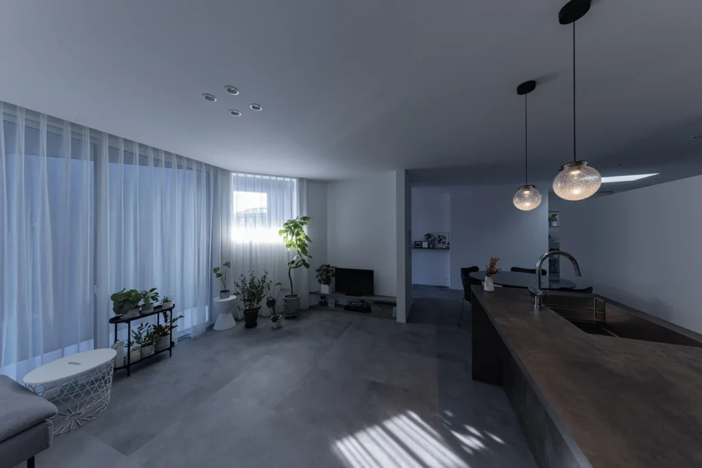 光と影が美しいモノトーンの家|the HOUSEの施工事例07