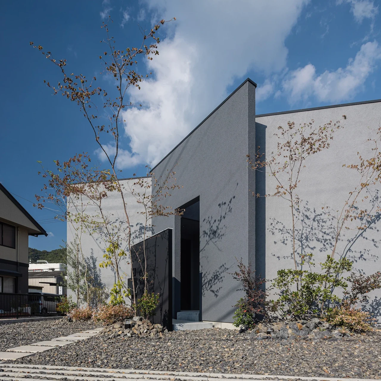 光と影が美しいモノトーンの家|the HOUSEの施工事例08